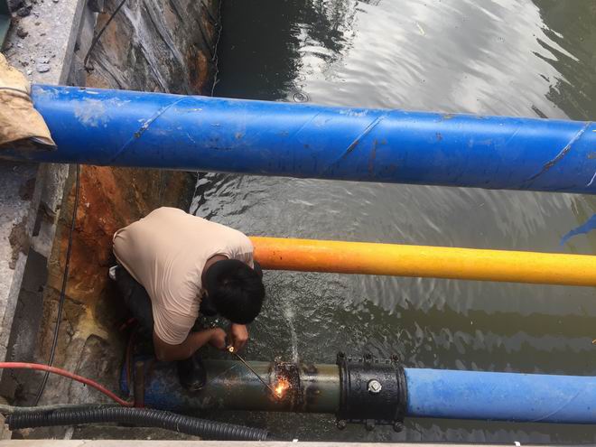3、新管道已放置在旧管东侧，维修人员对旧管进行气割.jpg